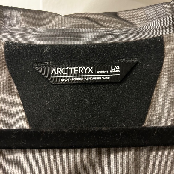Arc’teryx Women’s long gore-tex rain jacket - Picture 5 of 5